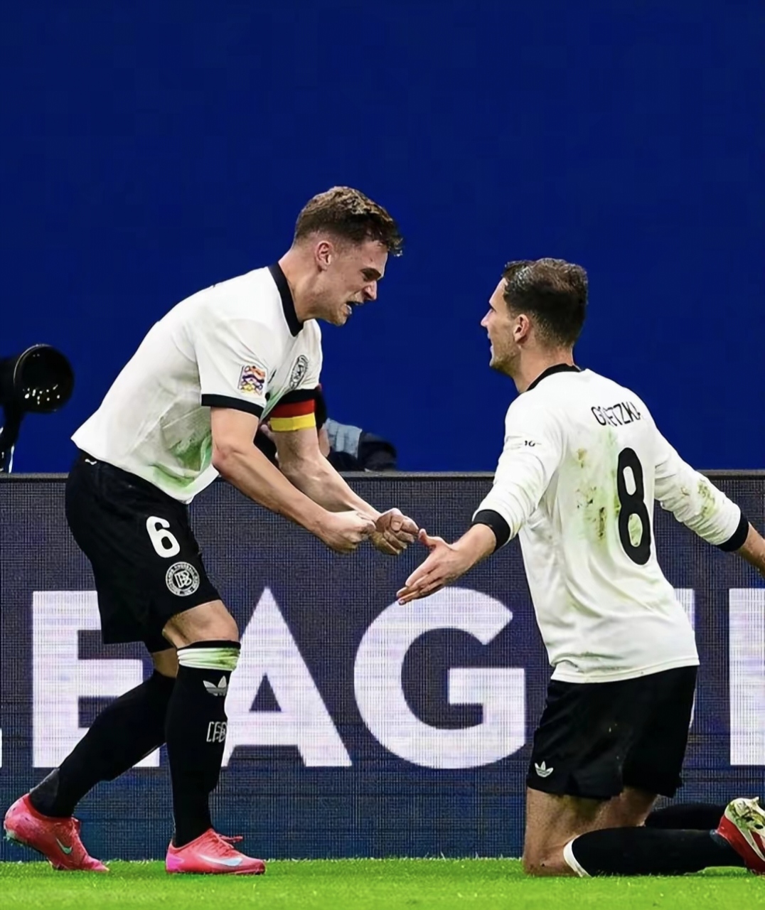 星空体育app下载包含西汉姆发布备战花絮，清晨战术微调，意甲任务艰巨，年轻球员得到机会的词条