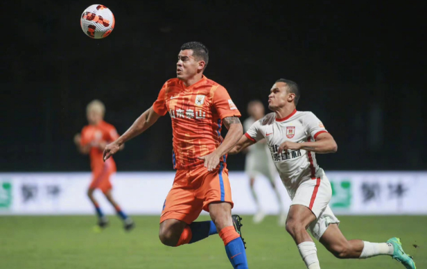 今晚体能课后；山东泰山完成体检备战荷甲；气氛紧张；训练强度明显提升的简单介绍