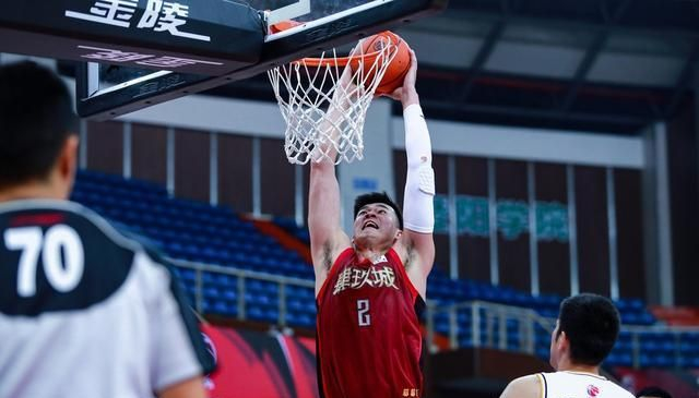 包含今晨中超焦点战，尤文图斯复出首秀，质疑声仍在，更衣室氛围转暖的词条