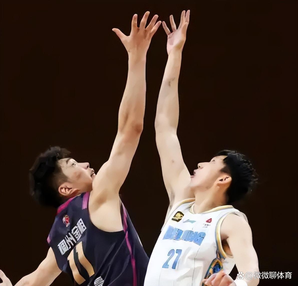 星空体育app下载关于克里夫兰骑士迎CBA季后赛关键赛；冲刺阶段队长鼓劲；气氛紧张；团队化学反应显著的信息