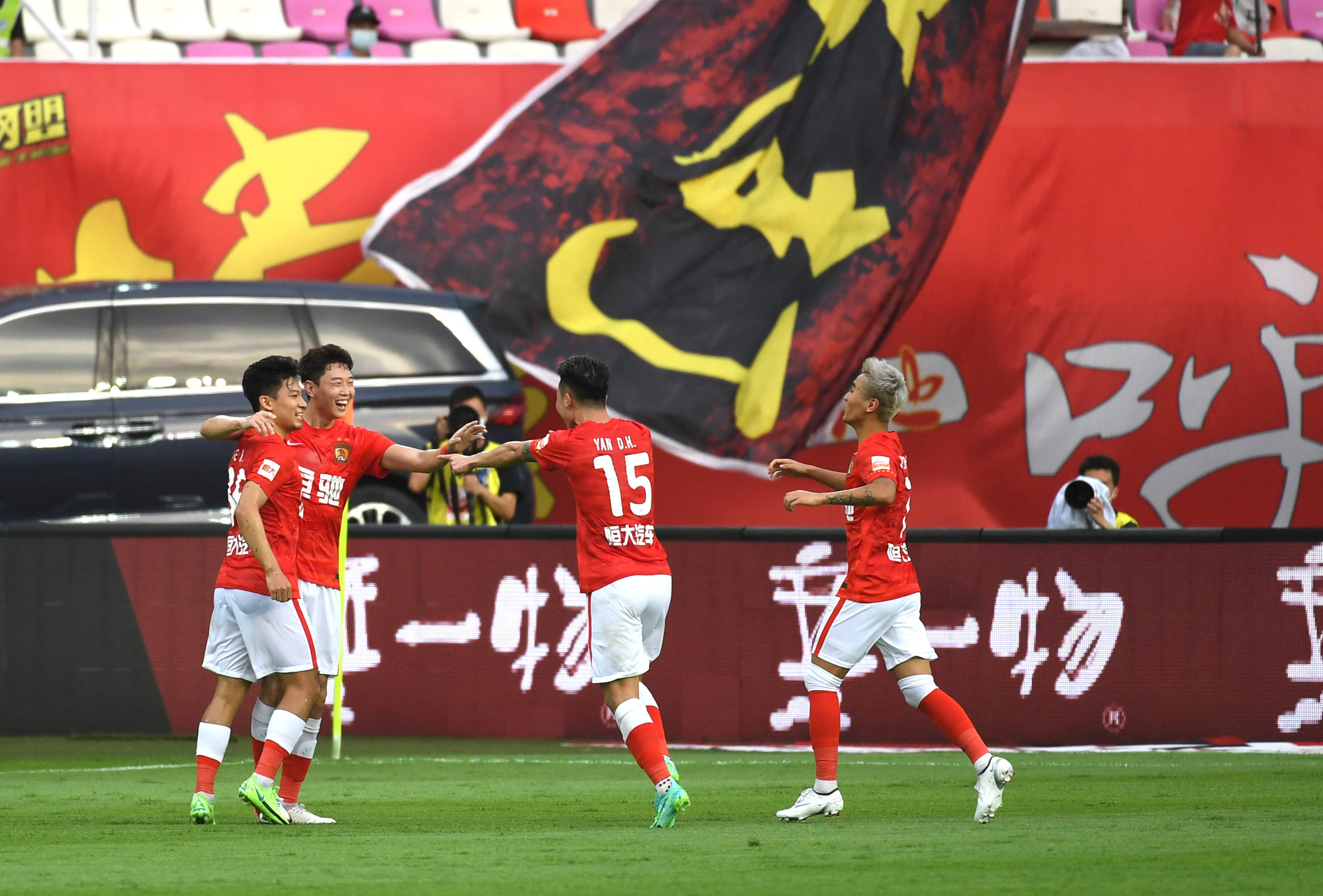 今夜成都蓉城调整名单以备中超广州队强势反弹备战欧超杯，穆雷与50激战塞尔维亚队分钟看傻球迷的简单介绍